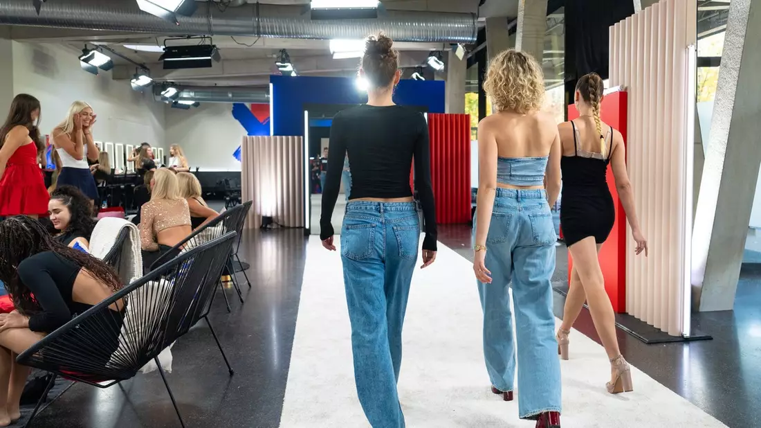 Blick durchs Schlüsselloch. Germany's Next Topmodel Stories läuft ab Februar auf Joyn - Bild: Joyn/Daniel Graf, presseportal.de