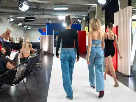 Blick durchs Schlüsselloch. Germany's Next Topmodel Stories läuft ab Februar auf Joyn - Foto: Joyn/Daniel Graf, presseportal.de