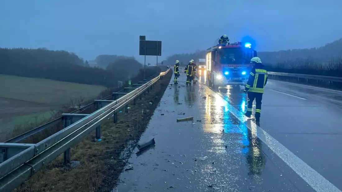 API-TH: Ohne zu blinken den Fahrstreifen gewechselt - zwei Verletzte nach Verkehrsunfall - Bild: presseportal.de