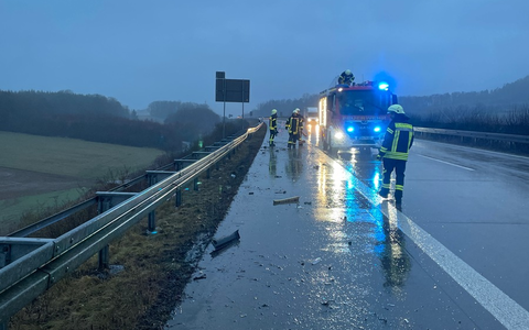 API-TH: Ohne zu blinken den Fahrstreifen gewechselt - zwei Verletzte nach Verkehrsunfall - Foto: presseportal.de