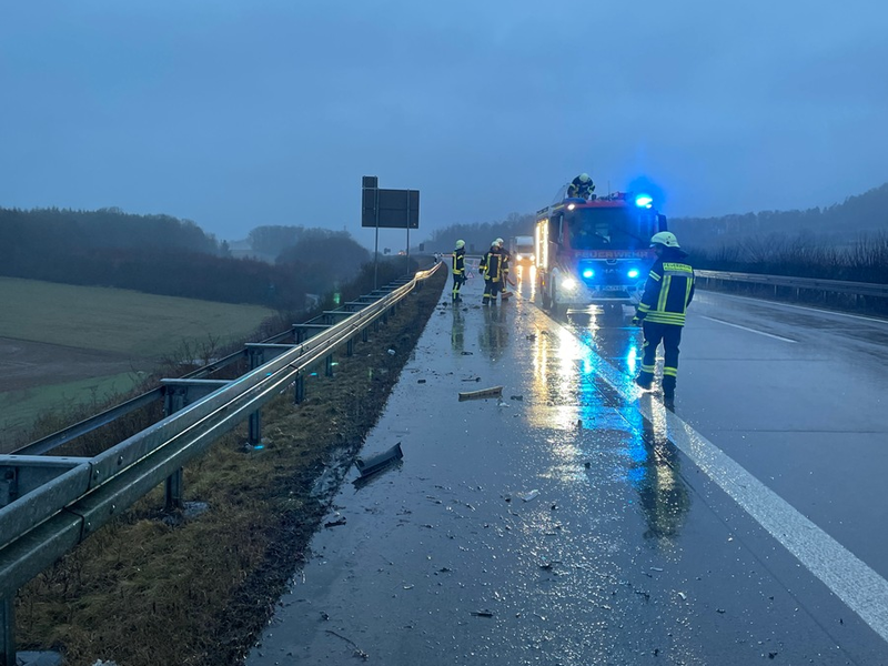 API-TH: Ohne zu blinken den Fahrstreifen gewechselt - zwei Verletzte nach Verkehrsunfall - Foto: presseportal.de