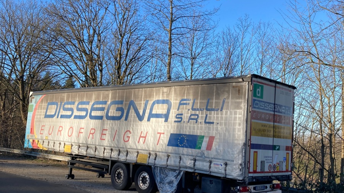 POL-DA: Wald-Michelbach: Gestohlener Sattelauflieger auf Parkplatz abgestellt/Wer kann Hinweise geben? - Foto: presseportal.de