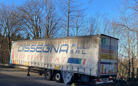 POL-DA: Wald-Michelbach: Gestohlener Sattelauflieger auf Parkplatz abgestellt/Wer kann Hinweise geben? - Foto: presseportal.de POL-DA: Wald-Michelbach: Gestohlener Sattelauflieger auf Parkplatz abgestellt/Wer kann Hinweise geben? - Foto: presseportal.de