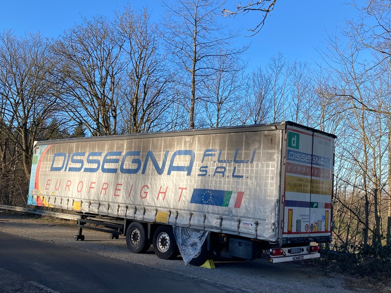 POL-DA: Wald-Michelbach: Gestohlener Sattelauflieger auf Parkplatz abgestellt/Wer kann Hinweise geben? - Foto: presseportal.de