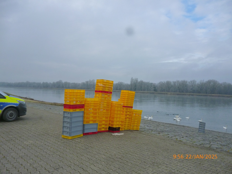 POL-Einsatz: Zeugenaufruf nach unerlaubter Müllablagerung am Rheinufer - Foto: presseportal.de