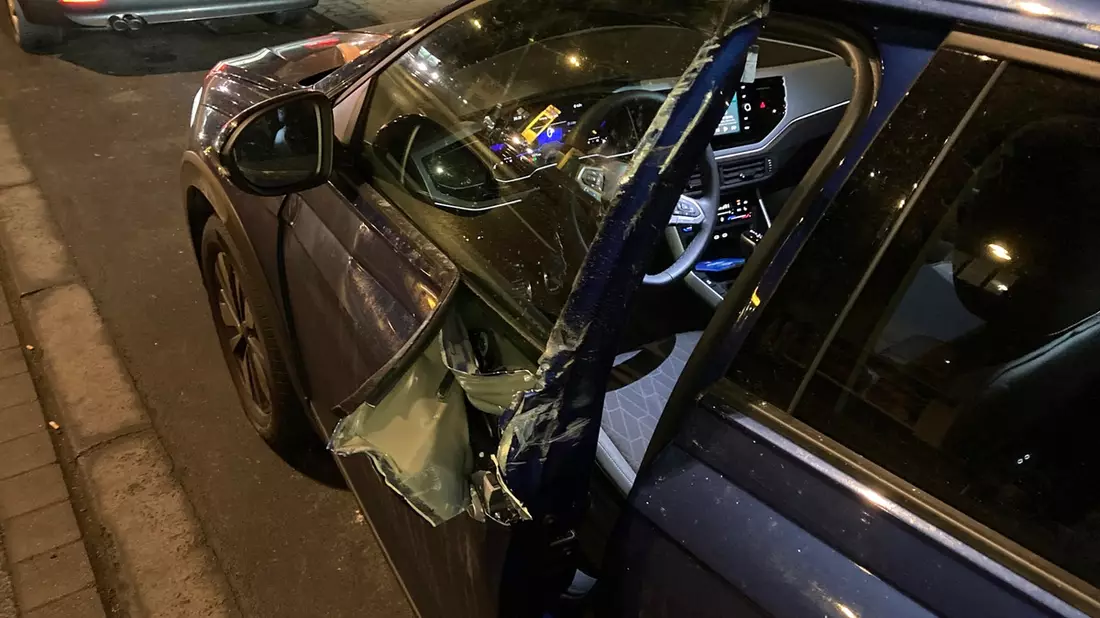 POL-KS: Zusammenstoß zwischen Autotür und Lkw auf Holländischer Straße: Polizei sucht flüchtigen Lkw mit weißer Plane - Bild: presseportal.de