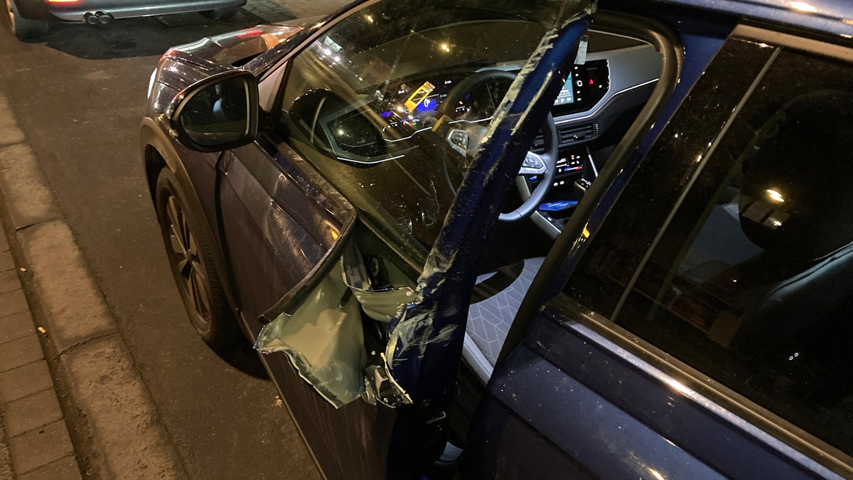 POL-KS: Zusammenstoß zwischen Autotür und Lkw auf Holländischer Straße: Polizei sucht flüchtigen Lkw mit weißer Plane - Foto: presseportal.de