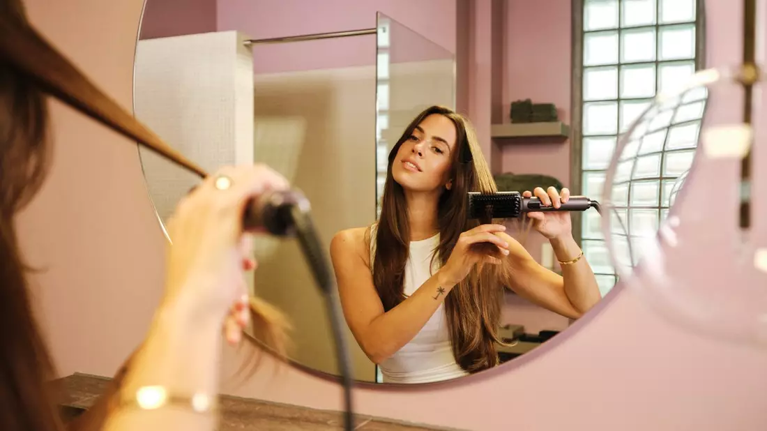 Treat yourself well! / Mit der neuen LIFE Glättbürste HB1 erweitert MEDION sein Haircare-Portfolio und lässt erneut die Grenzen zwischen Styling und Selfcare verschwimmen - Bild: presseportal.de