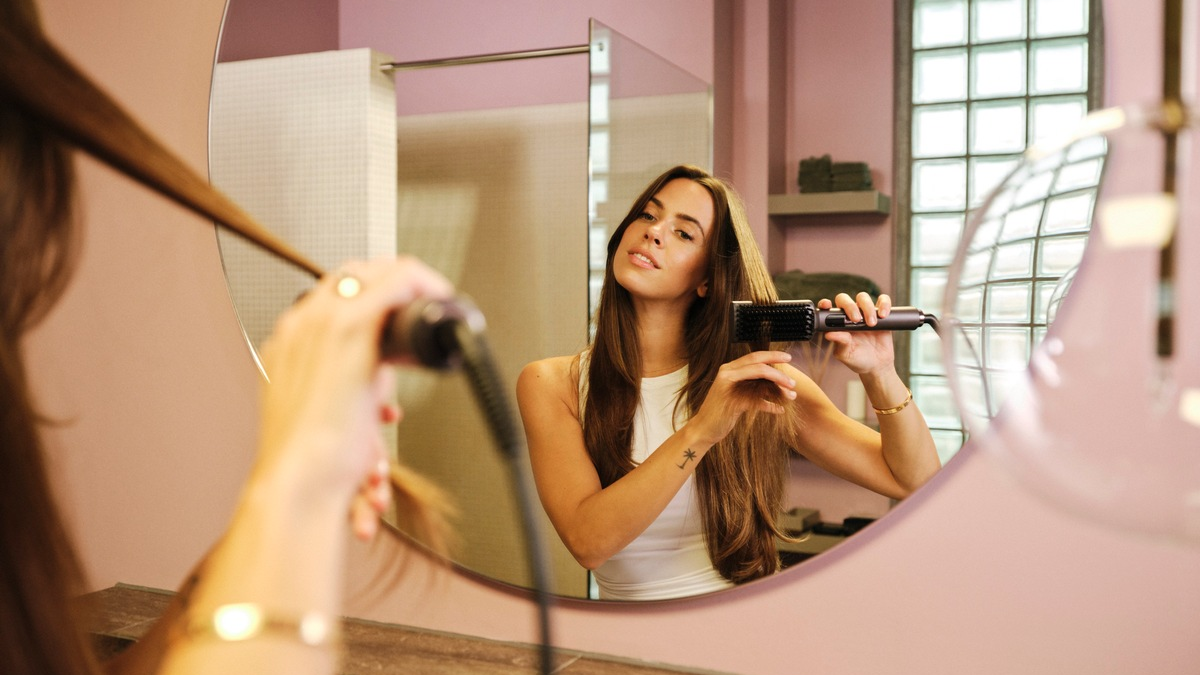 Treat yourself well! / Mit der neuen LIFE Glättbürste HB1 erweitert MEDION sein Haircare-Portfolio und lässt erneut die Grenzen zwischen Styling und Selfcare verschwimmen - Foto: presseportal.de