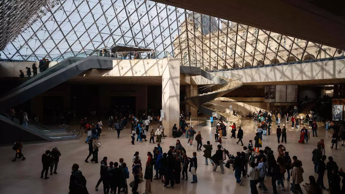 Die Chefin des Louvre schlägt Alarm, das Gebäude sei in kritischem Zustand.  - Bild: Dimitar Dilkoff/AFP/dpa