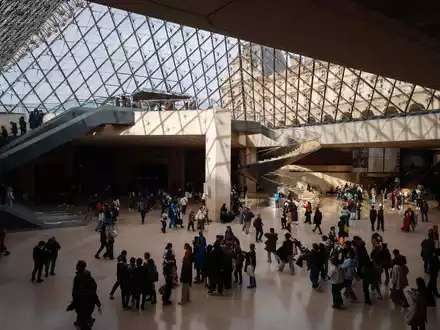 Die Chefin des Louvre schlägt Alarm, das Gebäude sei in kritischem Zustand.  - Foto: Dimitar Dilkoff/AFP/dpa
