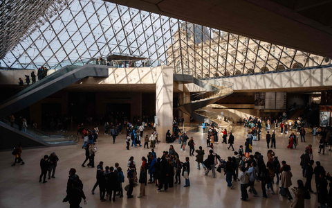 Die Chefin des Louvre schlägt Alarm, das Gebäude sei in kritischem Zustand.  - Foto: Dimitar Dilkoff/AFP/dpa