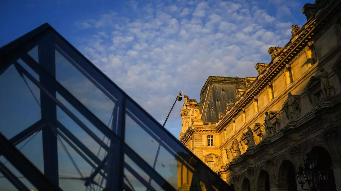 Laut der Louvre-Chefin ist die berühmte Glaspyramide des Museums «strukturell überholt». - Bild: Dimitar Dilkoff/AFP/dpa