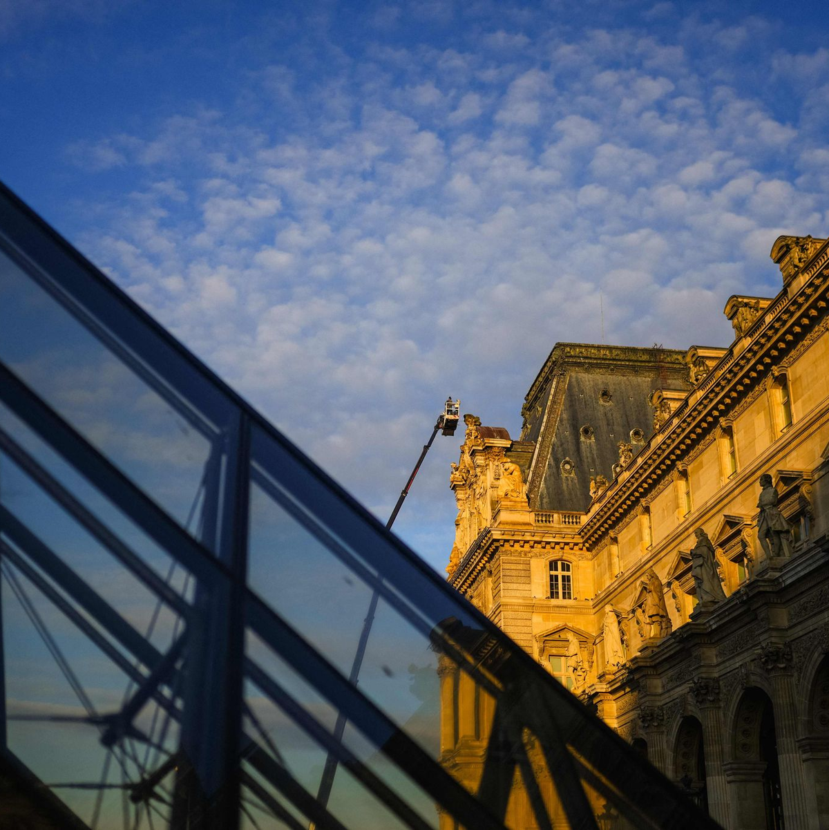 Laut der Louvre-Chefin ist die berühmte Glaspyramide des Museums «strukturell überholt». - Foto: Dimitar Dilkoff/AFP/dpa