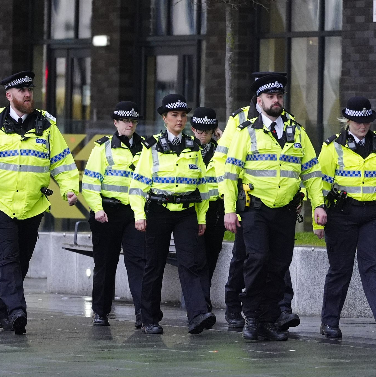 Polizisten säumten die Straßen in der Nähe des Gerichts.  - Foto: Peter Byrne/PA Wire/dpa