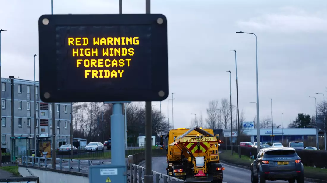 In Erwartung des Sturms Éowyn sind in Irland und Teilen des Vereinigten Königreichs für Freitag hohe Warnstufen für Wind ausgegeben worden. - Bild: Andrew Milligan/PA Wire/dpa