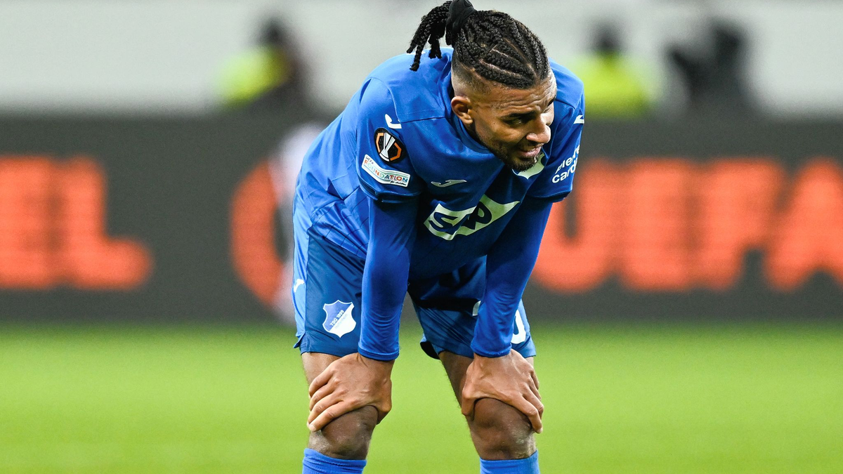 Treffsicher: Darts-Fan James Maddison bejubelt das frühe Führungstor. - Foto: Uwe Anspach/dpa