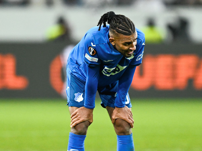 Treffsicher: Darts-Fan James Maddison bejubelt das frühe Führungstor. - Foto: Uwe Anspach/dpa