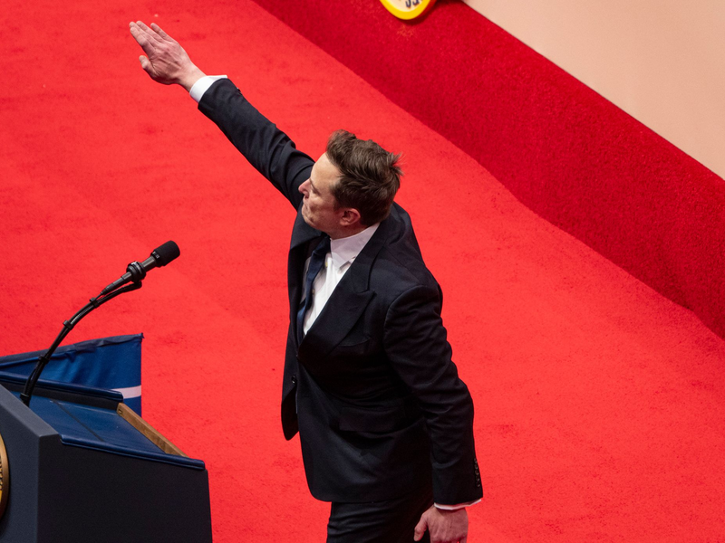 Mit dieser Geste hat Musk am Tag von Trumps Amtseinführung für Empörung gesorgt. (Archivbild)  - Foto: K.C. Alfred/San Diego U-T/ZUMA Press Wire/dpa