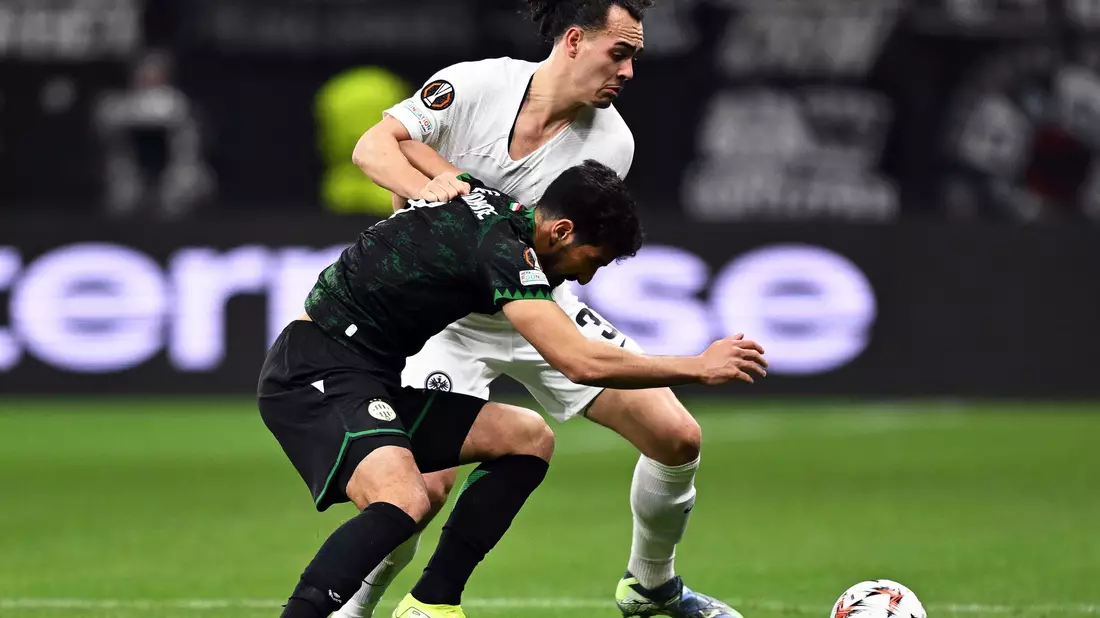Eintracht Frankfurt um Rasmus Kristensen (l) fehlte es in der ersten Hälfte an Genauigkeit im Abschluss.  - Bild: Arne Dedert/dpa