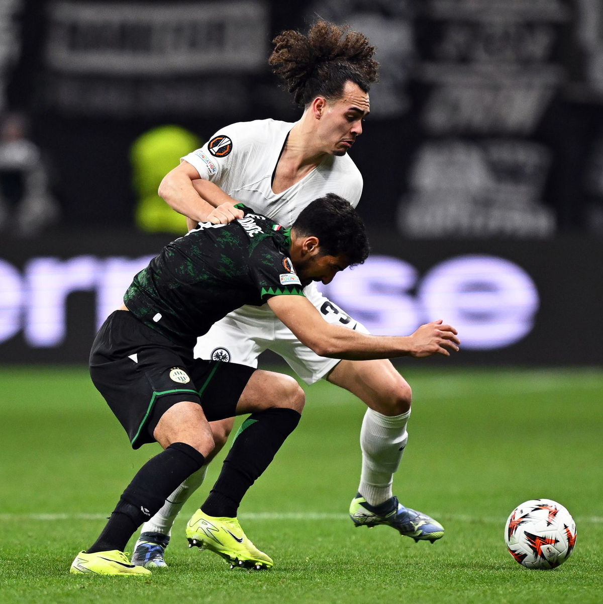 Eintracht Frankfurt um Rasmus Kristensen (l) fehlte es in der ersten Hälfte an Genauigkeit im Abschluss.  - Foto: Arne Dedert/dpa