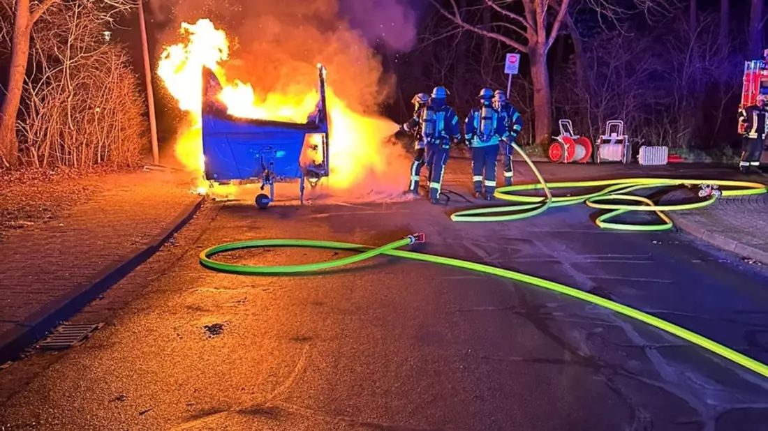 FW Celle: Wohnwagen in Vollbrand - Bild: presseportal.de