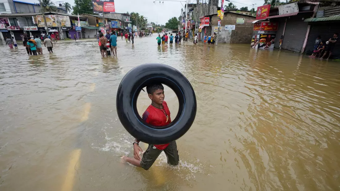 Extremwetter stört weltweit den Schulbetrieb. (Archivbild) - Bild: Eranga Jayawardena/AP