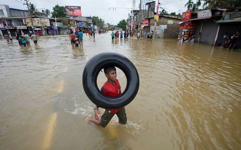 Extremwetter stört weltweit den Schulbetrieb. (Archivbild) - Foto: Eranga Jayawardena/AP