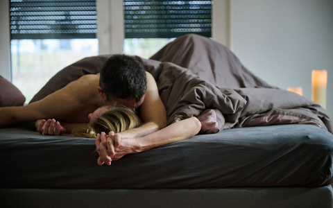 Beim Coitus interruptus muss der Mann den Penis rechtzeitig vor dem Samenerguss rausziehen (Symbolbild). - Foto: Annette Riedl/dpa