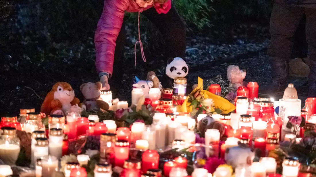 Zum Gedenken kommen am Sonntag viele geladene Gäste in die Stiftskirche.  - Bild: Daniel Vogl/dpa