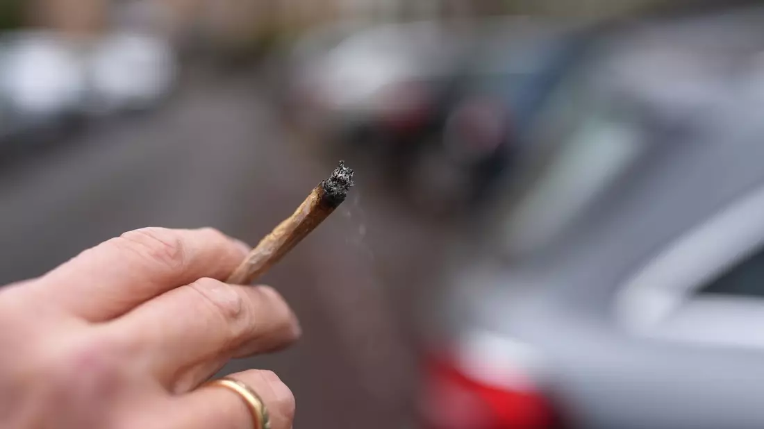 Schon in geringem Maß kann der Mischkonsum von Cannabis und Alkohol zu Einschränkungen der Fahrtüchtigkeit führen, sagen Experten. - Bild: Marcus Brandt/dpa