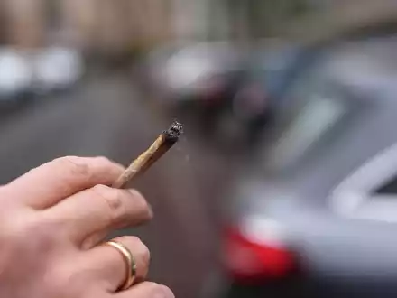 Schon in geringem Maß kann der Mischkonsum von Cannabis und Alkohol zu Einschränkungen der Fahrtüchtigkeit führen, sagen Experten. - Foto: Marcus Brandt/dpa