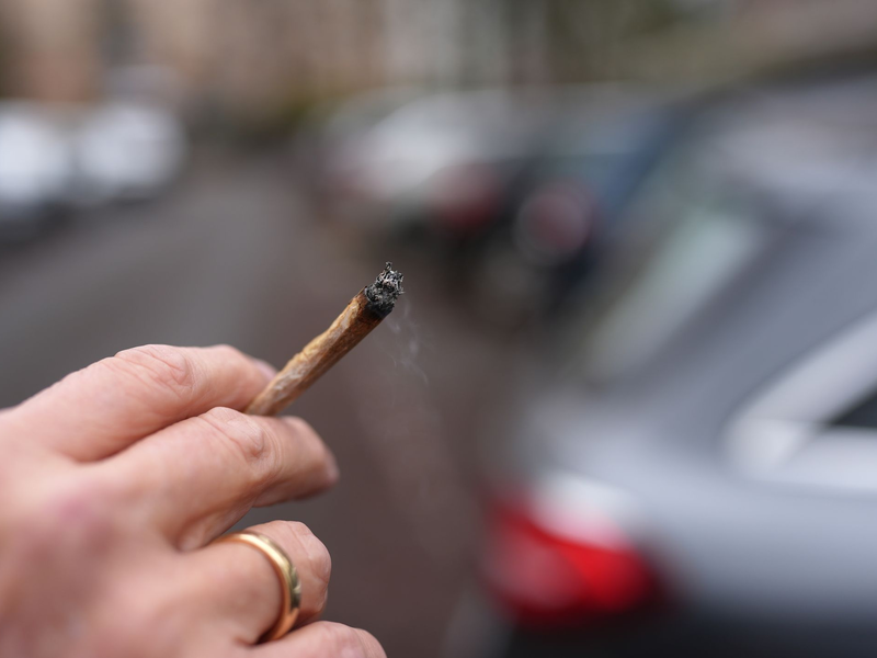 Schon in geringem Maß kann der Mischkonsum von Cannabis und Alkohol zu Einschränkungen der Fahrtüchtigkeit führen, sagen Experten. - Foto: Marcus Brandt/dpa