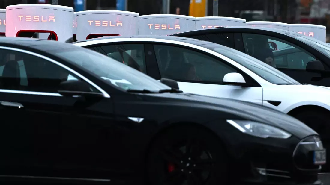 Tesla gilt als Vorreiter im Bereich E-Mobilität. - Bild: Federico Gambarini/dpa