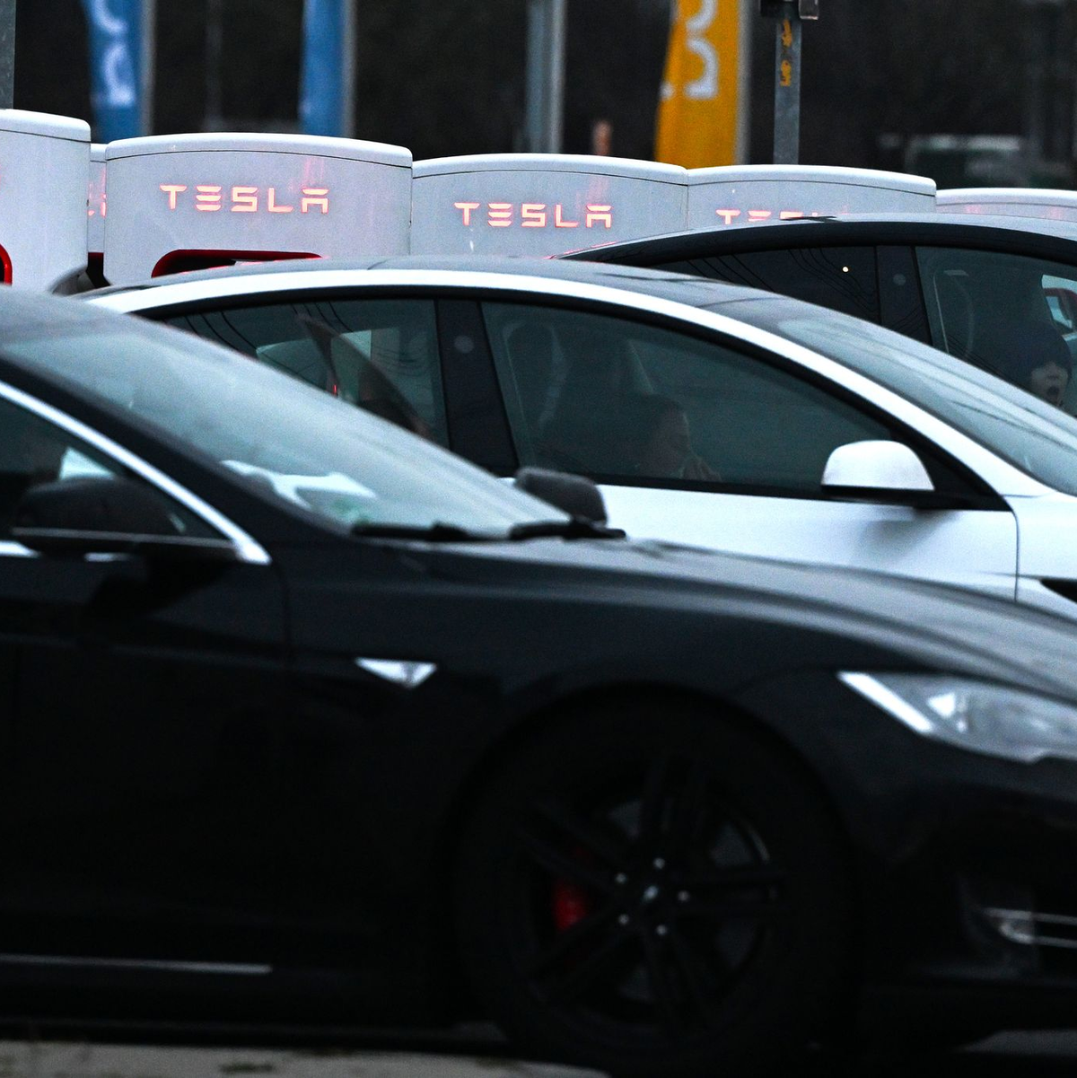 Tesla gilt als Vorreiter im Bereich E-Mobilität. - Foto: Federico Gambarini/dpa