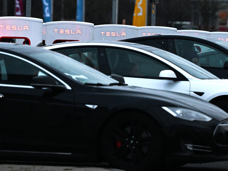 Die Neuzulassungen von Tesla-Autos in Deutschland sind eingebrochen. (Archivbild) - Foto: Federico Gambarini/dpa