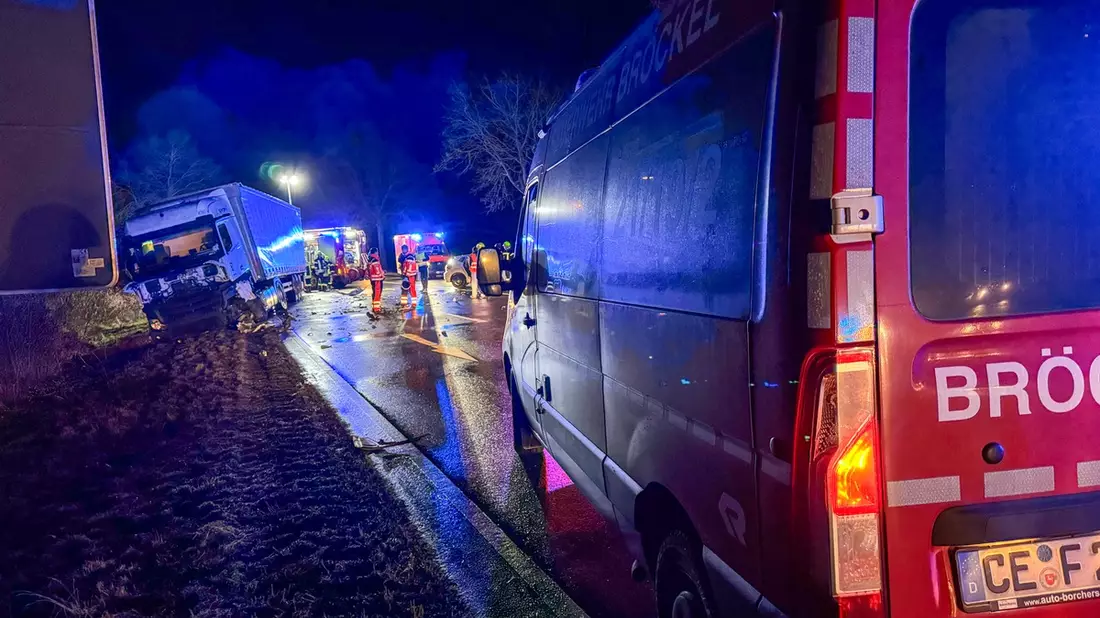 FW Flotwedel: Schwerer Verkehrsunfall auf der B214 bei Bröckel - Bild: presseportal.de