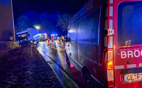 FW Flotwedel: Schwerer Verkehrsunfall auf der B214 bei Bröckel - Foto: presseportal.de