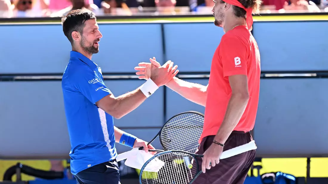 Nach dem verlorenen ersten Satz gratulierte Novak Djokovic (l) Alexander Zverev. - Bild: James Ross/AAP/dpa