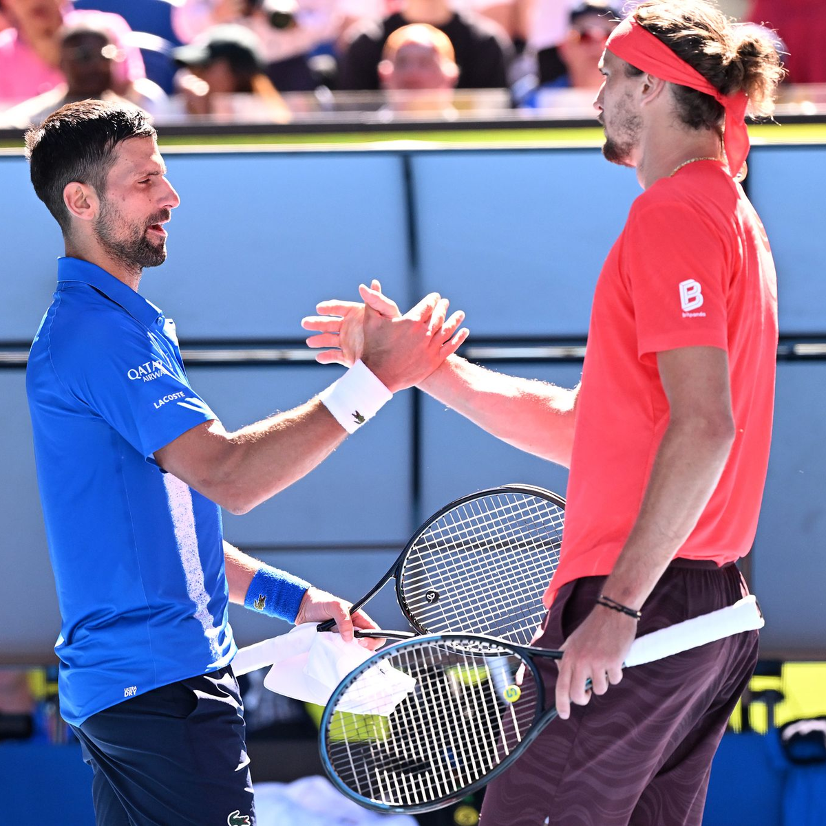 Nach dem verlorenen ersten Satz gratulierte Novak Djokovic (l) Alexander Zverev. - Foto: James Ross/AAP/dpa