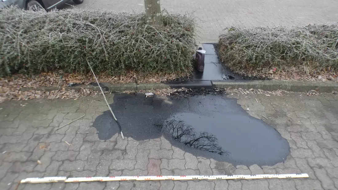POL-RZ: Wer führte seinen Ölwechsel auf einem Parkplatz durch? - Zeugen gesucht - Bild: presseportal.de