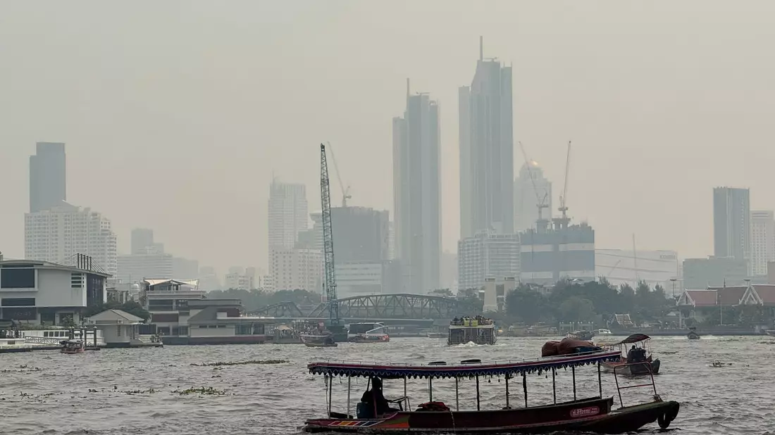 Seit Tagen liegen die Werte in Bangkok im gefährlichen Bereich. - Bild: Peter Kneffel/dpa