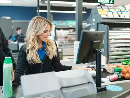 Kasse für die gute Sache: Sylvie Meis überrascht Kund:innen bei ALDI SÜD - Foto: presseportal.de
