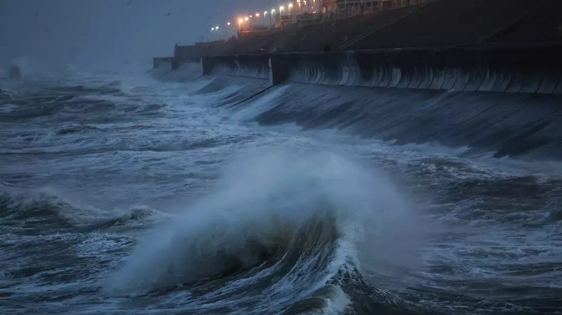 Der Sturm traf in der Nacht auf Irland und Teile Großbritanniens. - Bild: Mark Cosgrove/News Images via ZUMA Press Wire/dpa