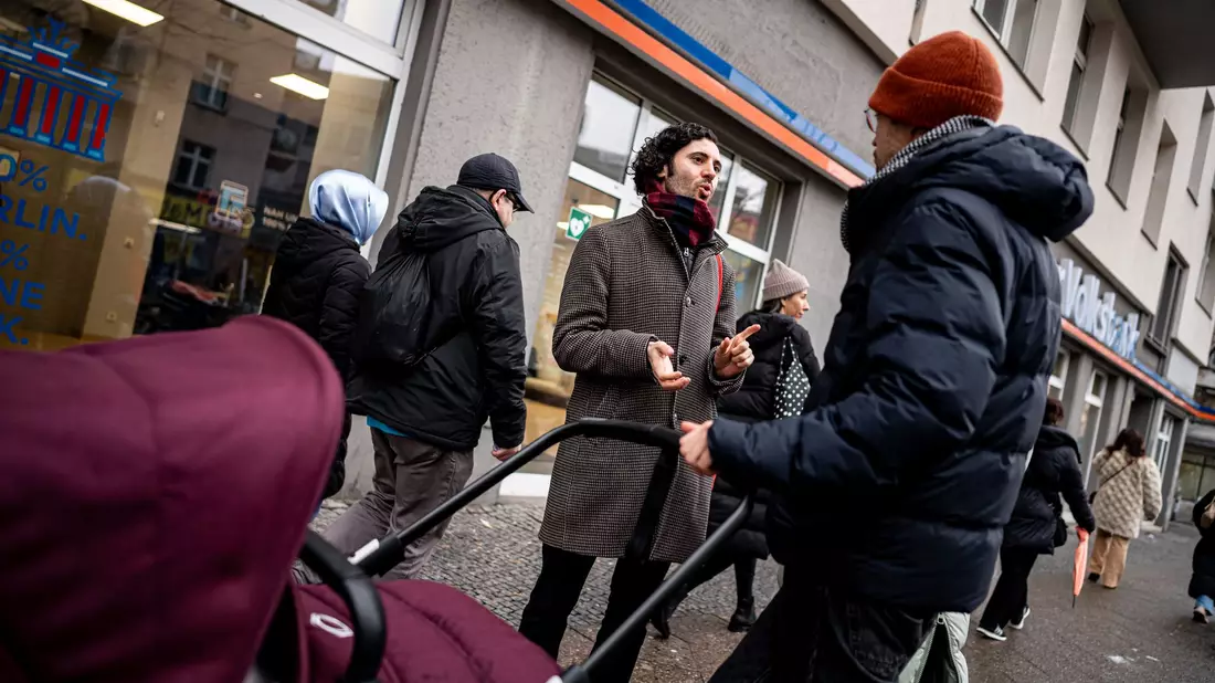 Mohammed al-Zoubi ist vor sieben Monaten Deutscher geworden. Der Altenpfleger aus Syrien freut sich, erstmals an einer Bundestagswahl teilzunehmen. Er bittet den SPD-Direktkandidaten für Berlin-Neukölln, Hakan Demir, in seine Wohnung, um mit ihm über Politik zu diskutieren. - Bild: Fabian Sommer/dpa