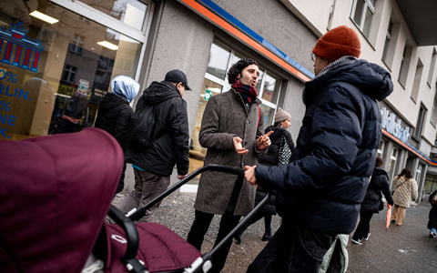 Mohammed al-Zoubi ist vor sieben Monaten Deutscher geworden. Der Altenpfleger aus Syrien freut sich, erstmals an einer Bundestagswahl teilzunehmen. Er bittet den SPD-Direktkandidaten für Berlin-Neukölln, Hakan Demir, in seine Wohnung, um mit ihm über Politik zu diskutieren. - Foto: Fabian Sommer/dpa Mohammed al-Zoubi ist vor sieben Monaten Deutscher geworden. Der Altenpfleger aus Syrien freut sich, erstmals an einer Bundestagswahl teilzunehmen. Er bittet den SPD-Direktkandidaten für Berlin-Neukölln, Hakan Demir, in seine Wohnung, um mit ihm über Politik zu diskutieren. - Foto: Fabian Sommer/dpa
