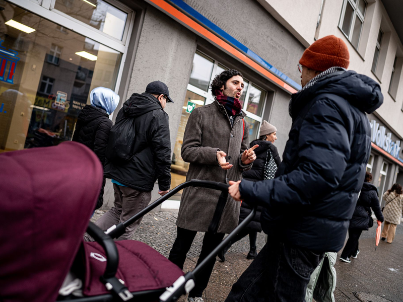 Mohammed al-Zoubi ist vor sieben Monaten Deutscher geworden. Der Altenpfleger aus Syrien freut sich, erstmals an einer Bundestagswahl teilzunehmen. Er bittet den SPD-Direktkandidaten für Berlin-Neukölln, Hakan Demir, in seine Wohnung, um mit ihm über Politik zu diskutieren. - Foto: Fabian Sommer/dpa