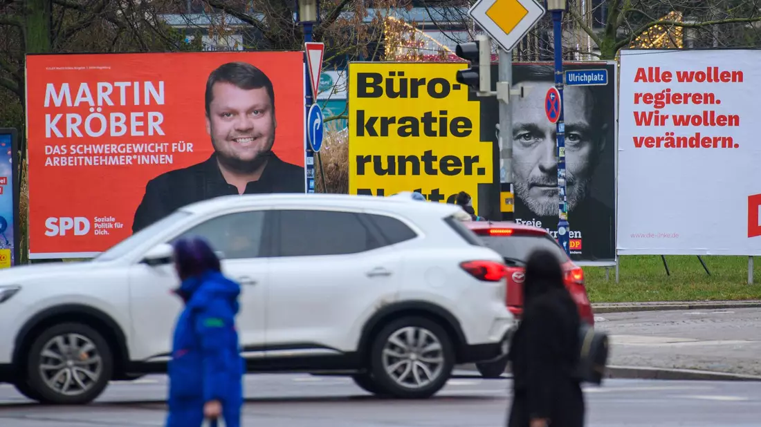 Wahlplakate, wie hier in Magdeburg, sollen nicht nur die Kandidaten und Kandidatinnen bekannter machen, sondern idealerweise auch Themen ansprechen, die die Wähler besonders bewegen. Aktuell ist das vor allem das Problemfeld Wirtschaft und Inflation. - Bild: Klaus-Dietmar Gabbert/dpa