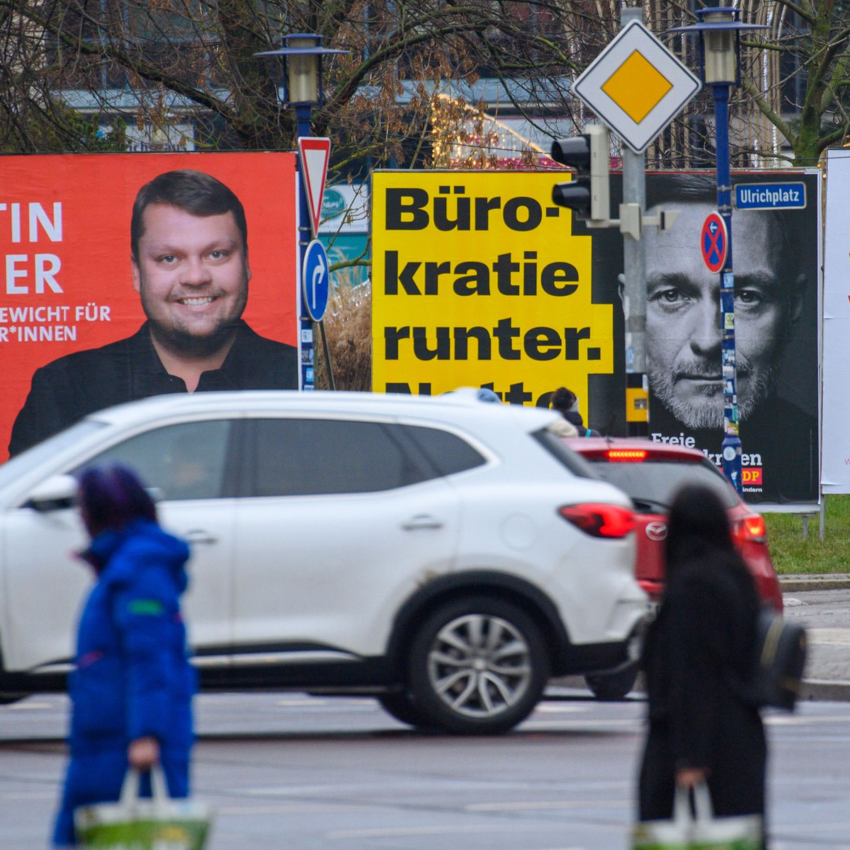 Wahlplakate, wie hier in Magdeburg, sollen nicht nur die Kandidaten und Kandidatinnen bekannter machen, sondern idealerweise auch Themen ansprechen, die die Wähler besonders bewegen. Aktuell ist das vor allem das Problemfeld Wirtschaft und Inflation. - Foto: Klaus-Dietmar Gabbert/dpa