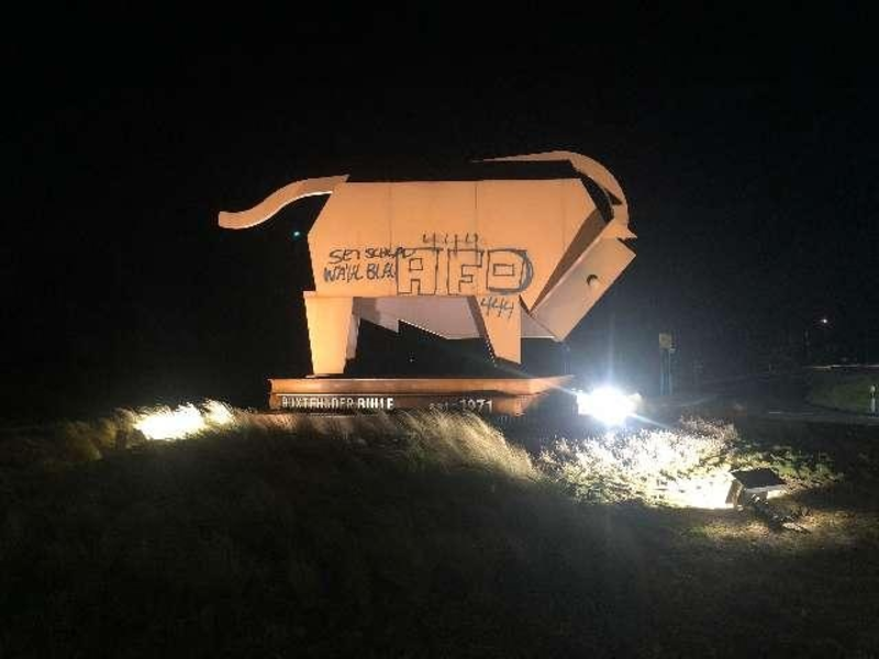 POL-STD: Serie von Sachbeschädigungen an Buxtehuder Wahrzeichen, Wahlplakaten und Gebäude - Foto: presseportal.de